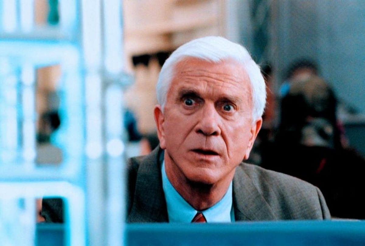   Лесли Нильсен, кадр из фильма «Шестой элемент» (2000)