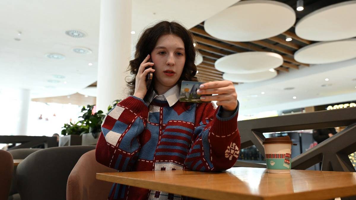    Студентка МГУТУ имени Разумовского Елизавета Степанова чуть не стала жертвой телефонных мошенников. Аферисты хотели украсть данные банковской карты под предлогом продления договора услуг связи / Фото: Анатолий Цымбалюк / Вечерняя Москва