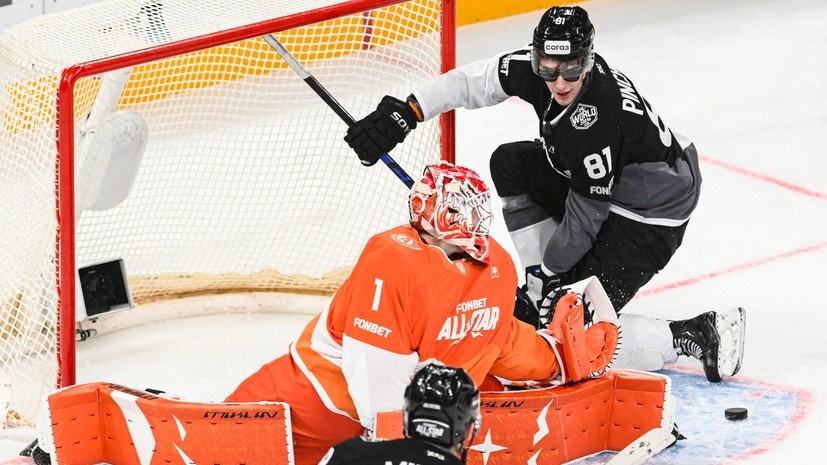     Вратарь Владимир Галкин и нападающий Виталий Пинчук РИА Новости Александр Кряжев