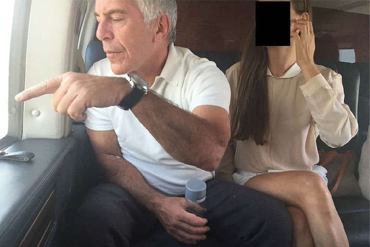 У сообщницы Эпштейна нашли немецкую пресс-карту