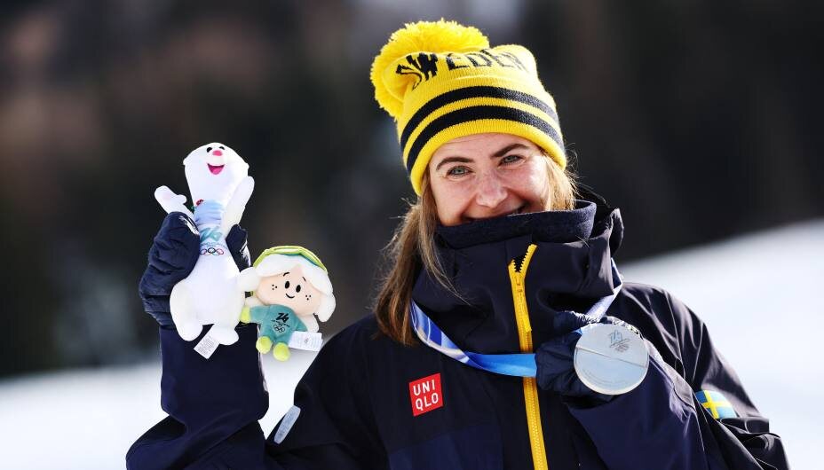    У шведской лыжницы Эббы Андерссон серебряная медаль Олимпиады 2026 развалилась во время церемонии награждения за скиатлон. Фото: Reuters