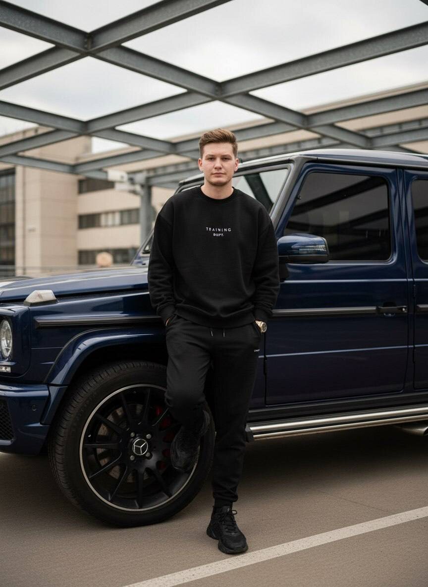 Парень стоит у темно-синего внедорожника Мерседес Гелендваген — www.promtyi.com