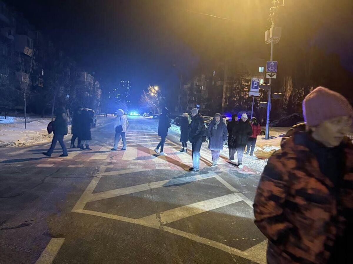    Жители Киева перекрыли дорогу из-за долгого отсутствия света и тепла | © Фото : Ростислав Кравец