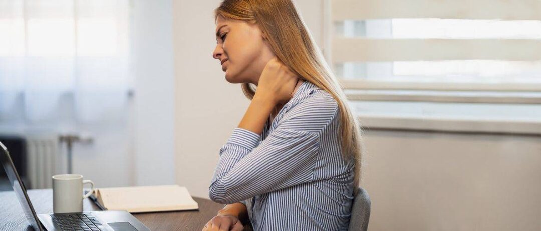 Синдром компьютерной шеи: почему от гаджетов болит шея и как это исправить