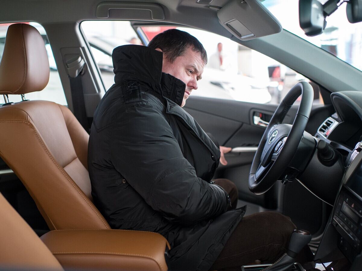    Посетитель в автосалоне | © РИА Новости / Алексей Мальгавко