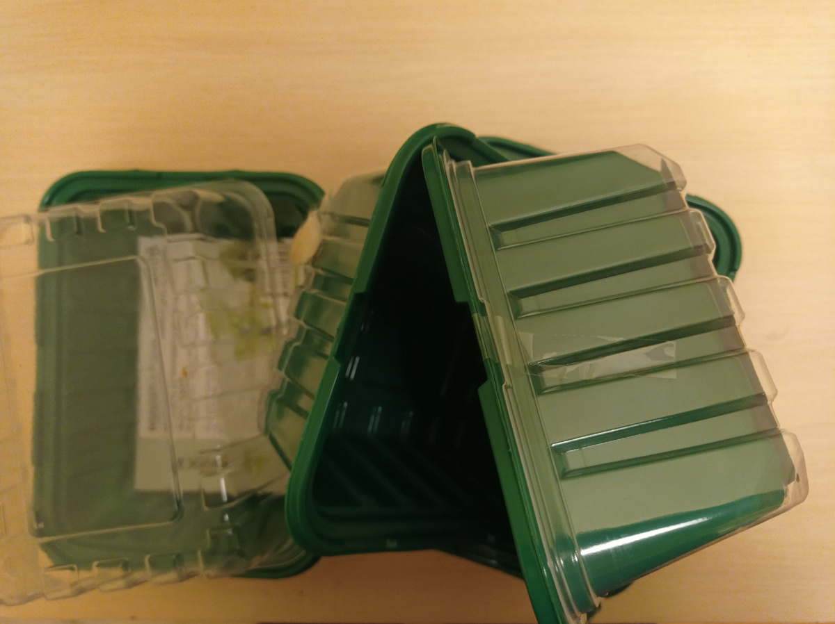 Вот такие мини-парники купила в Фикс Прайсе в прошлом году. Листайте галерею