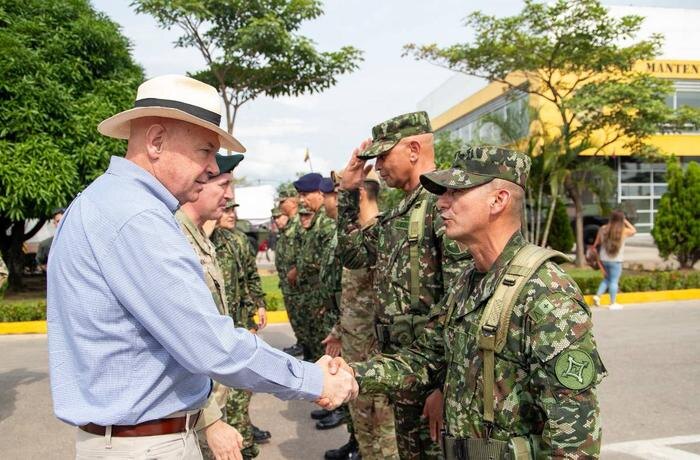 Передача M1117 Колумбии. Фото © X / US Embassy Bogota