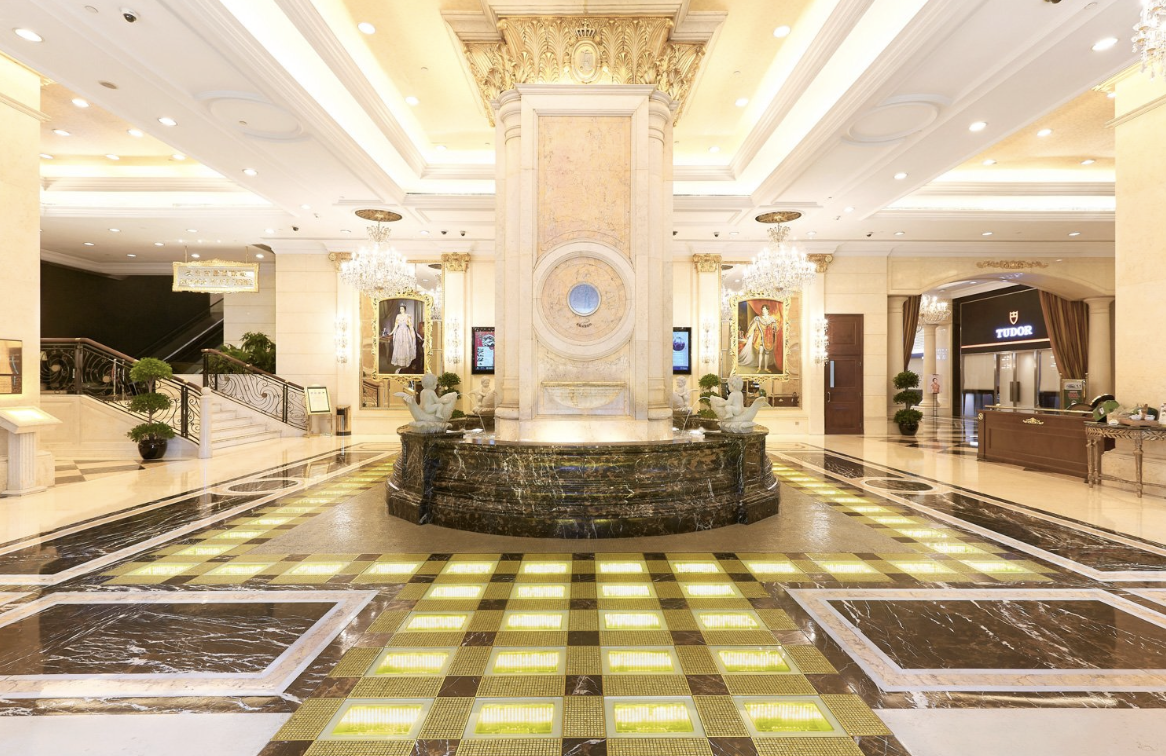 Золотые слитки в отеле Grand Emperor в Макао.