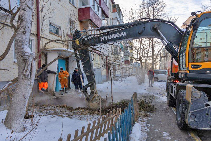 Специалисты СКК меняют изношенную трубу.