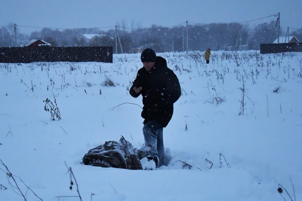    Обломки разбросало в Раменском районе Подмосковья. Виктор ГУСЕЙНОВ