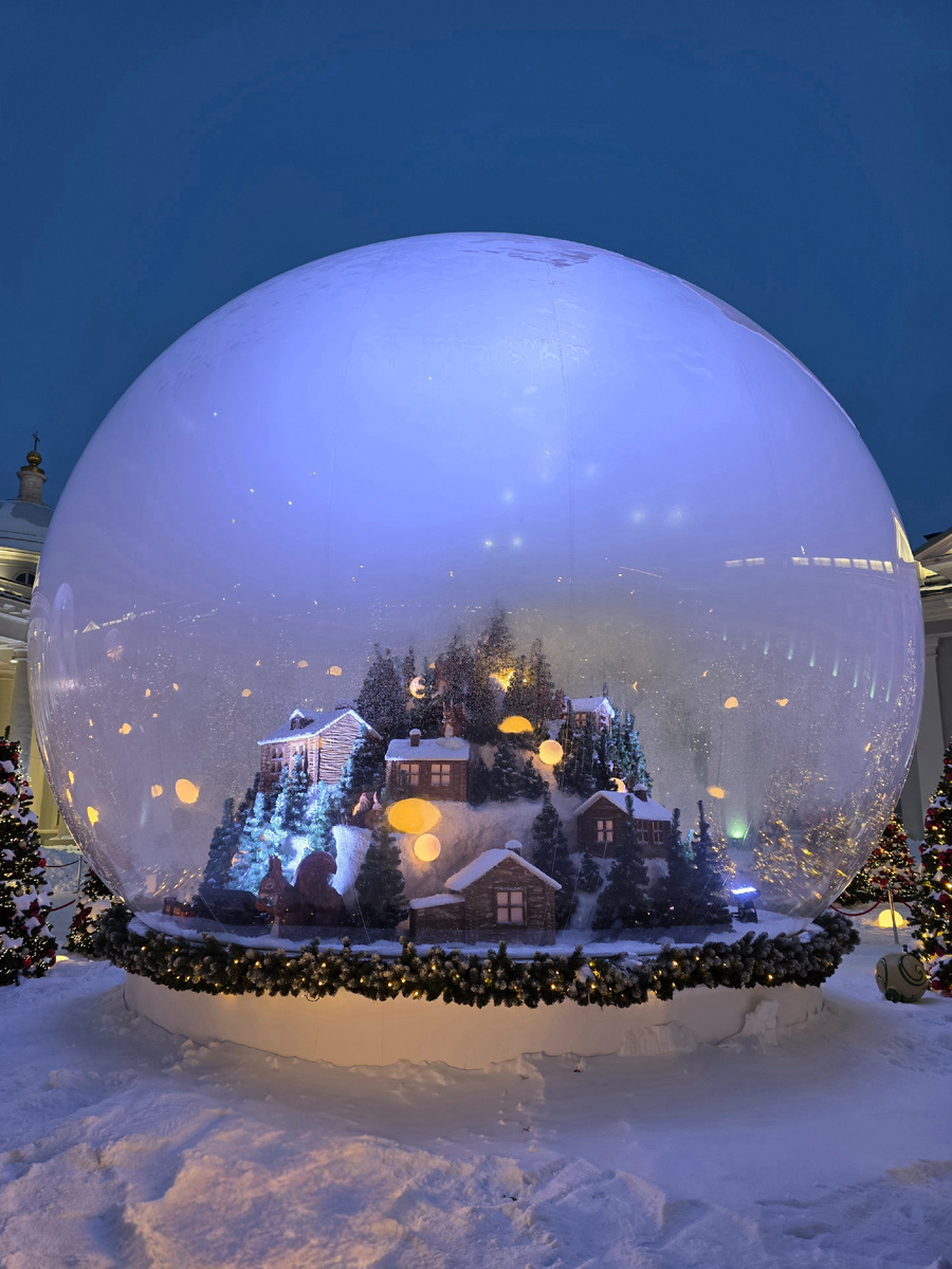 Шар с заснеженным городком