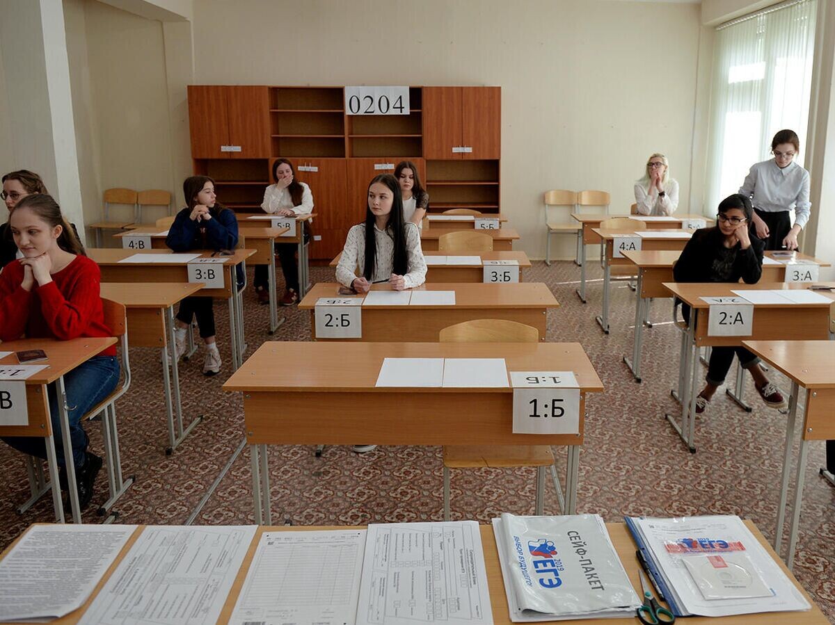    Ученики в классе перед началом единого государственного экзамена | © РИА Новости / Павел Лисицын