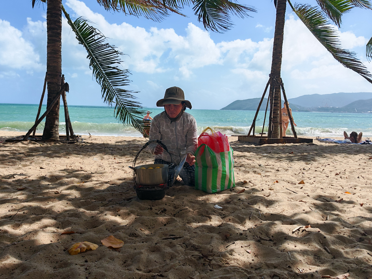 Женщина продает кукурузу