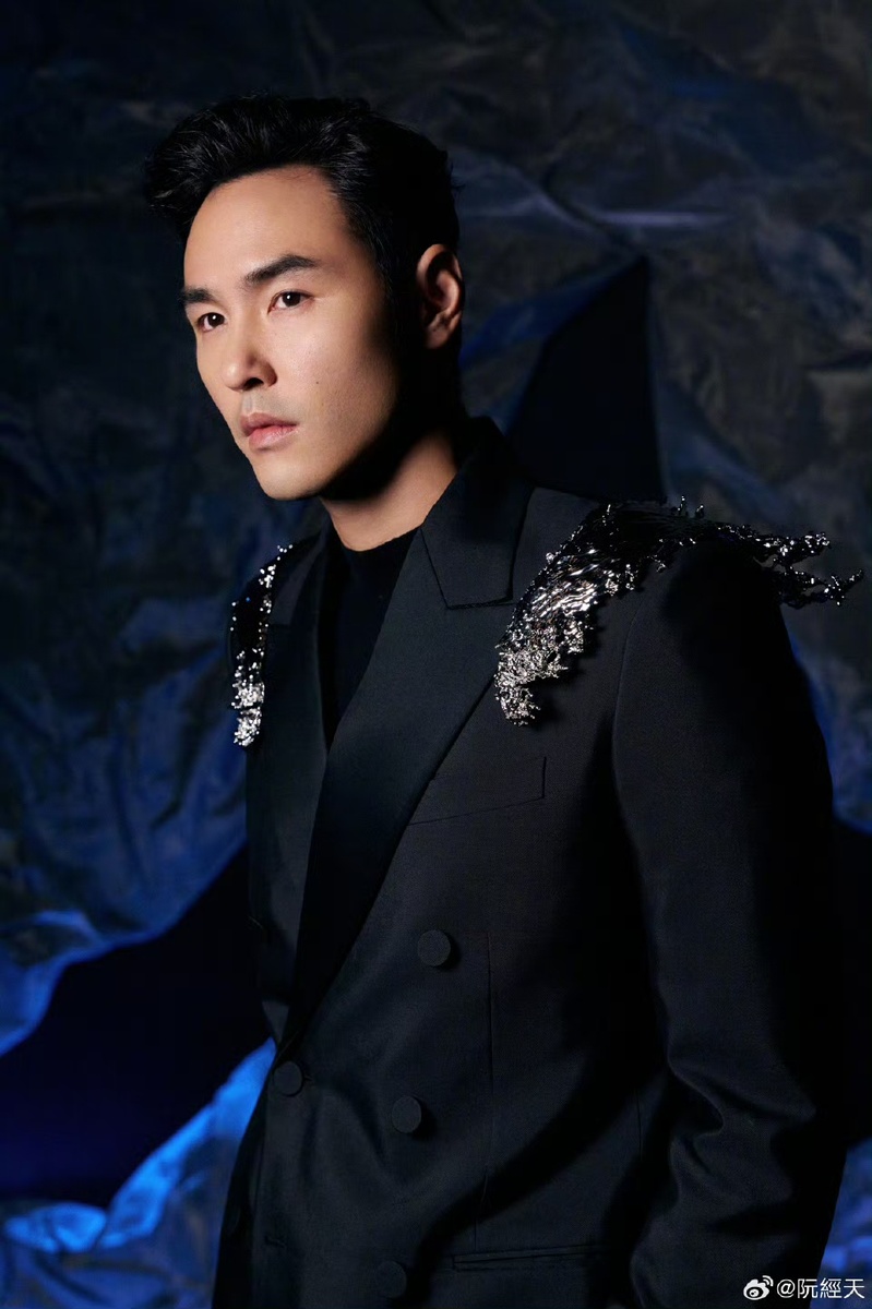 Актёр Хуань Цзинтянь, 43 года. Листайте галерею...