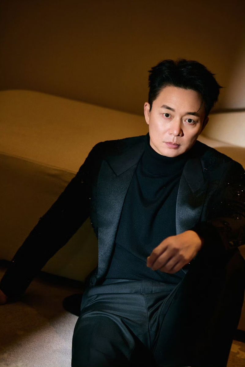 Актёр Лю Ицзюнь, 51 год. Листайте галерею...