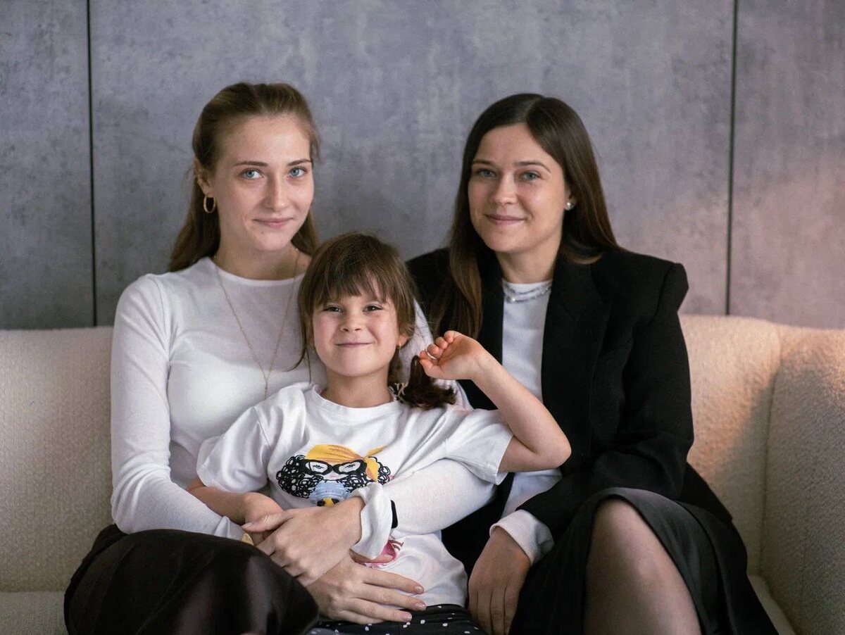 Дарья и Алина - основательницы сервиса Melissa, Катюша - дочь Алины 