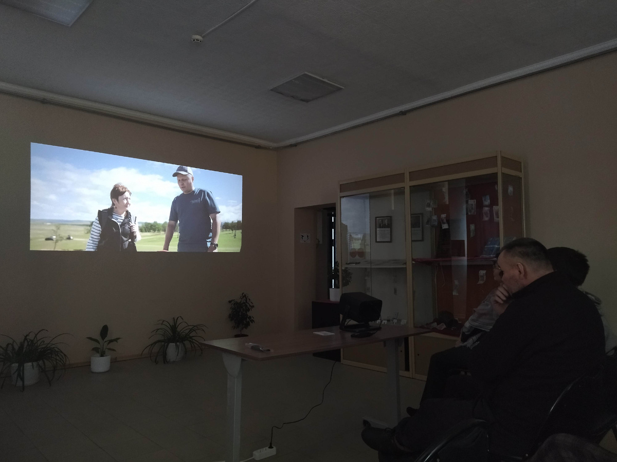 На экране кадр из фильма "Кретинопись": Егор Власов и противница очищения скал от надписей.