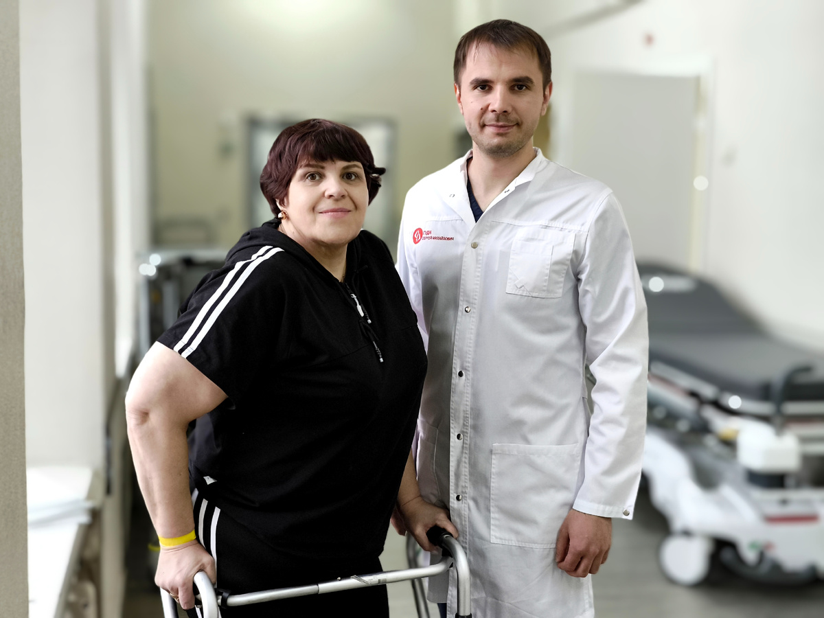 Ирина Чубич с оперирующим врачом-травматологом-ортопедом, завотделением Сергеем Гуди перед выпиской