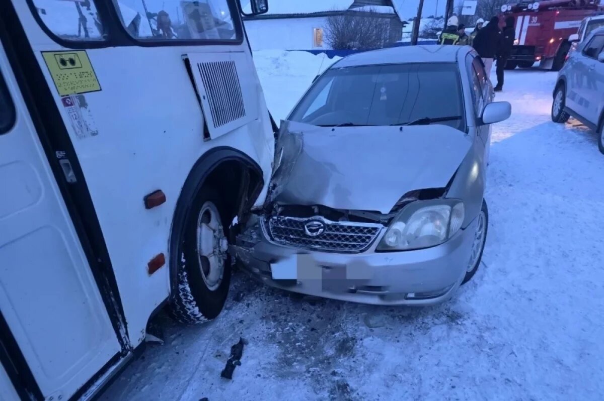    Водитель пострадал в лобовом ДТП с автобусом в Колпашево