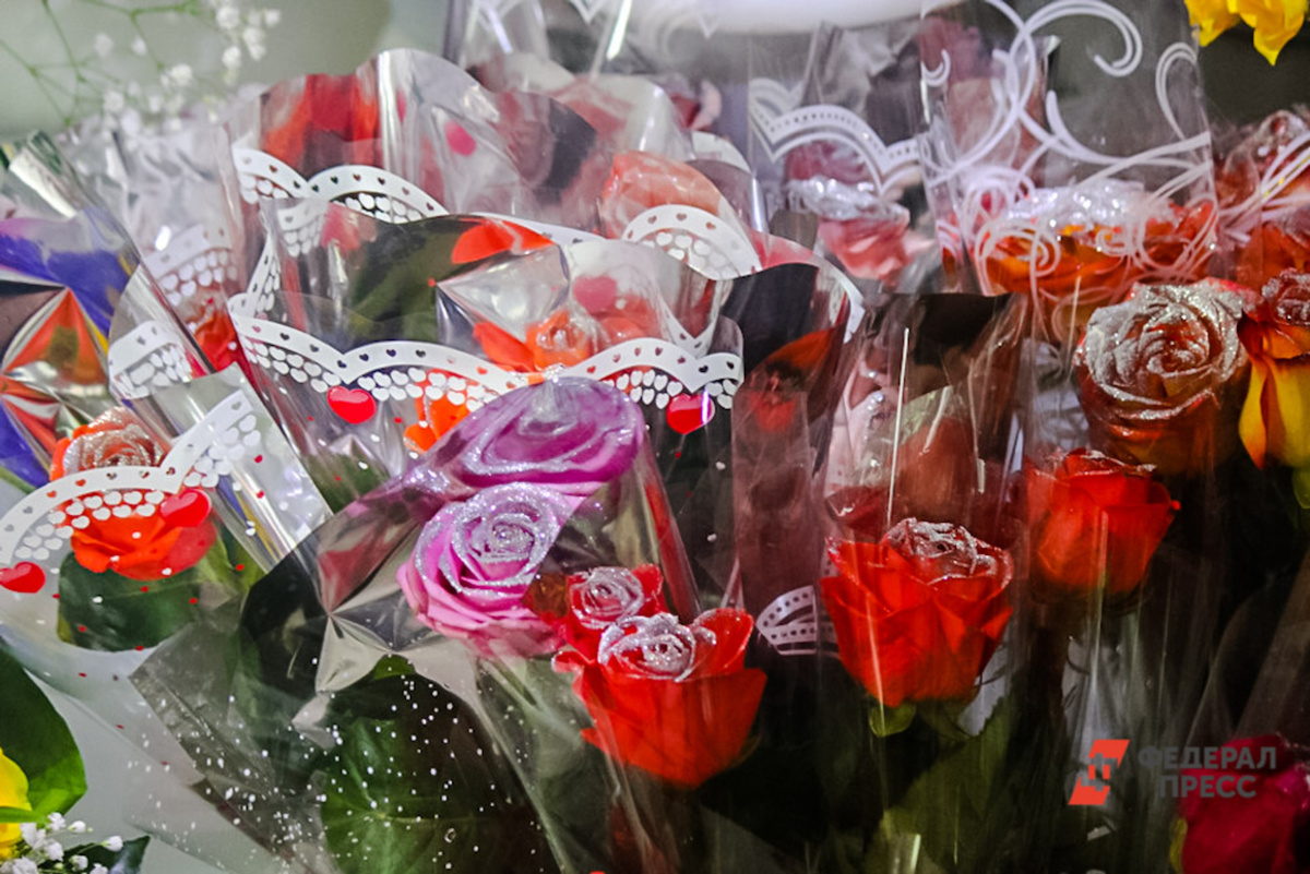 По словам флористов, большинство сибиряков остаются верны классике.  Фото: ФедералПресс / Денис Кочкин