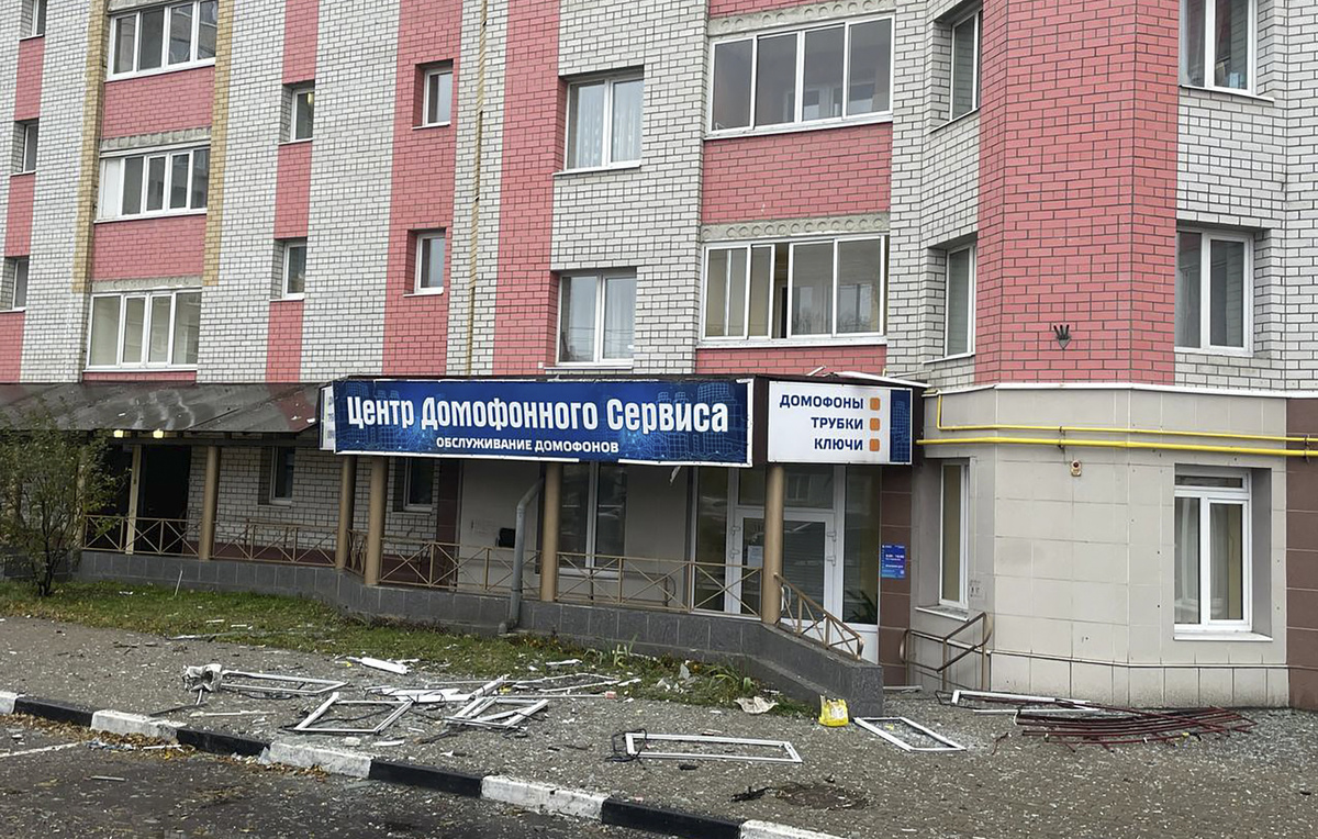    Обломки у многоквартирного дома в результате попадания БПЛА  Дмитрий Радченко/ТАСС, архив