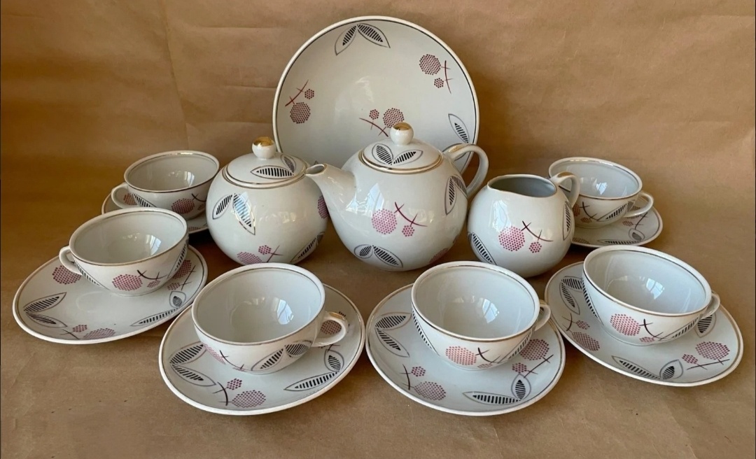  Сервиз из интернета, тоже в лаконичной манере исполнен