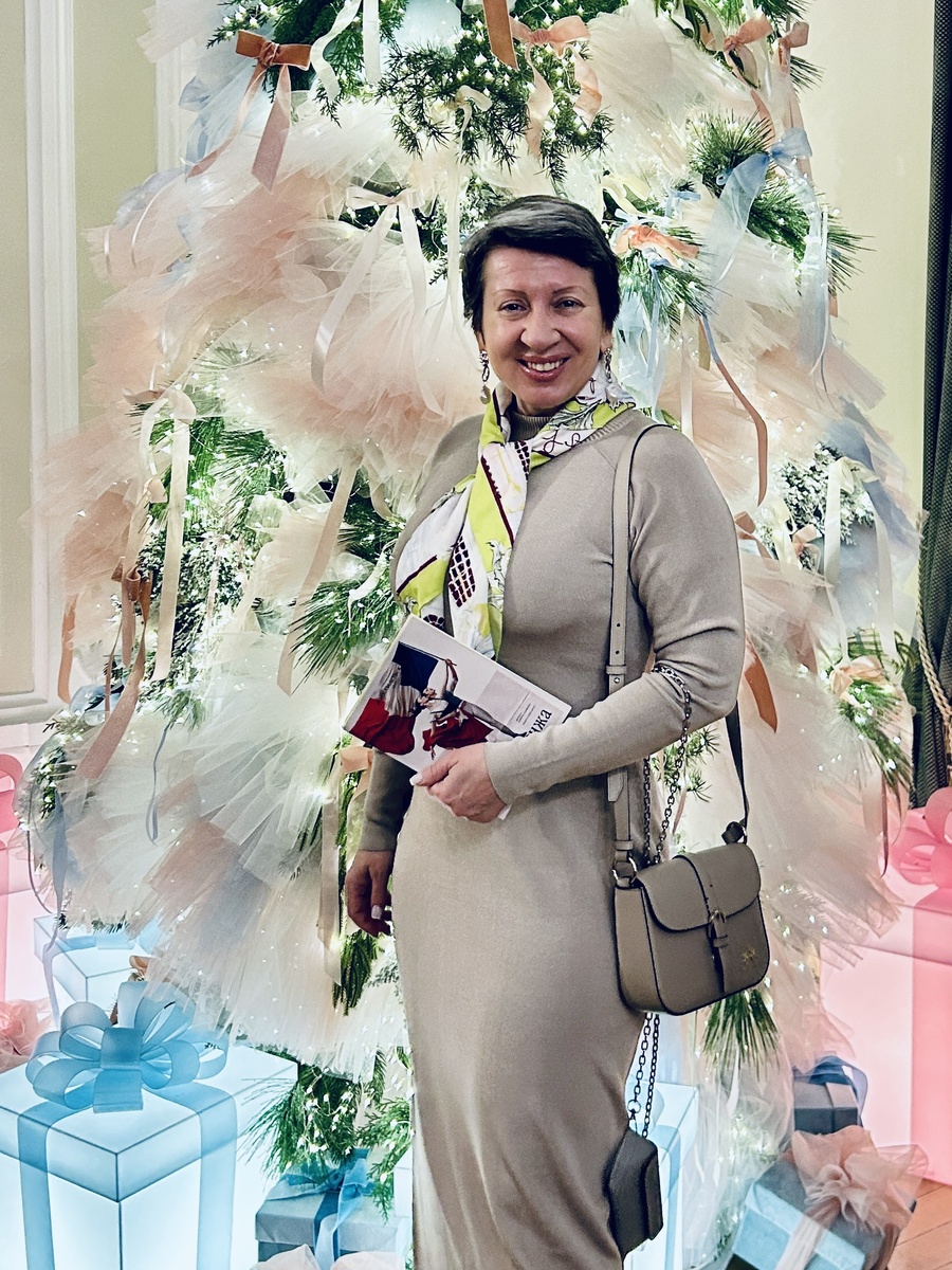 Это фотография из театра, но и он обычно бывает у меня не так часто, даже не каждый месяц. Это сейчас такой оперно-балетный блок пошел, и еще кое-что есть в планах. Но это исключение