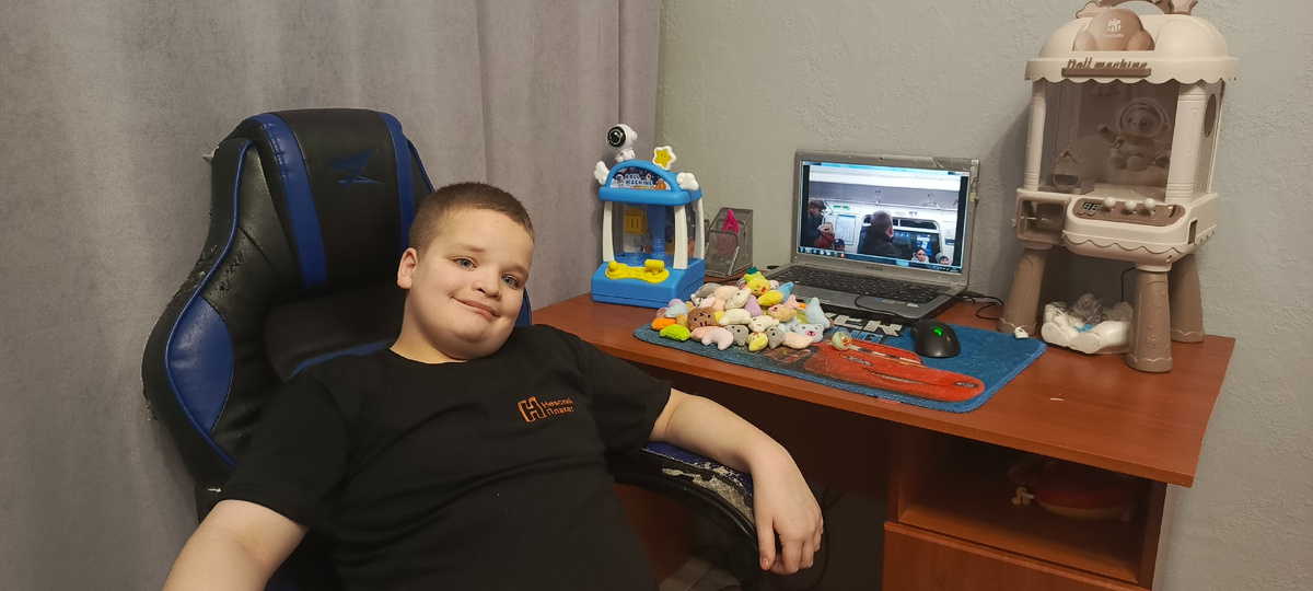 Довольный слонёнок