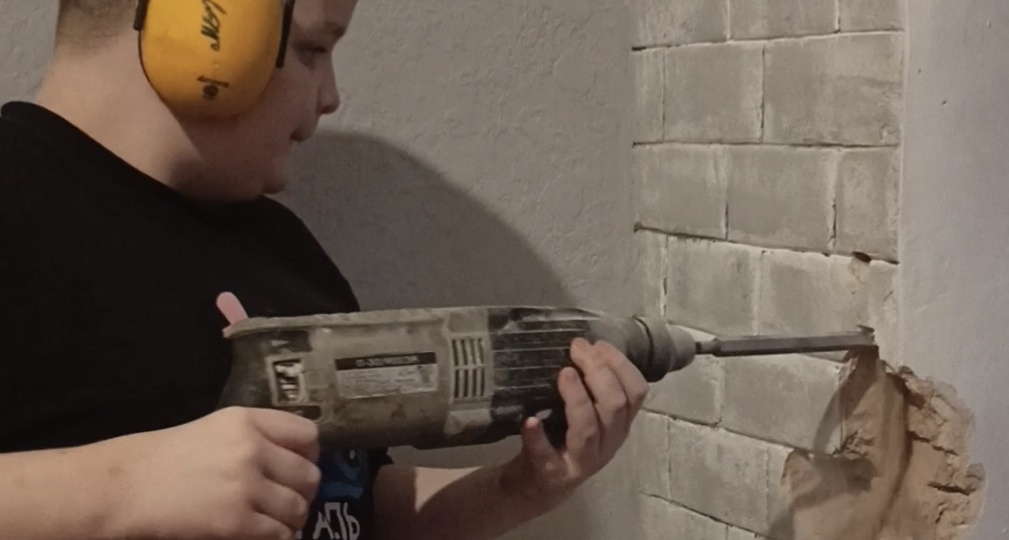 "Баррикада" от негатива: строим шкаф, строим себя