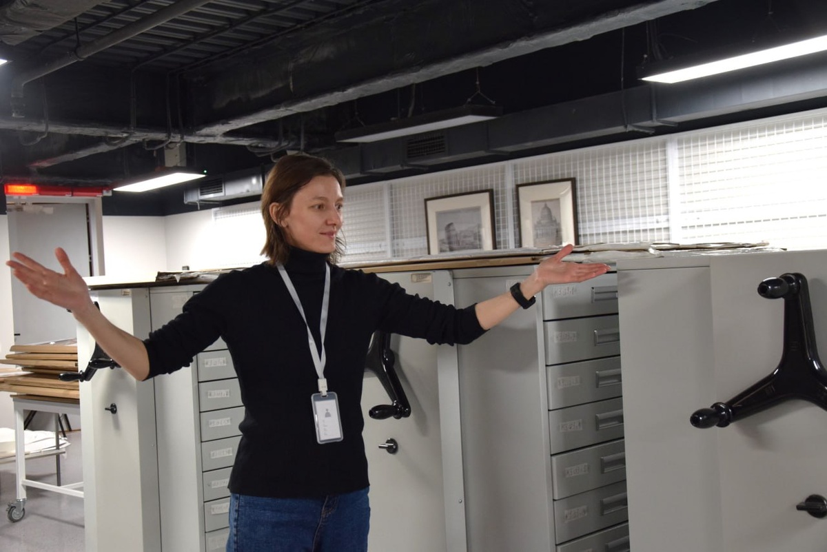    Хранитель коллекции печатной графики Елена Когут в новом хранилище © Ольга Шур