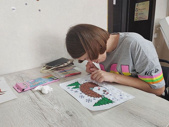 Девочка приклеивает вату на аппликацию