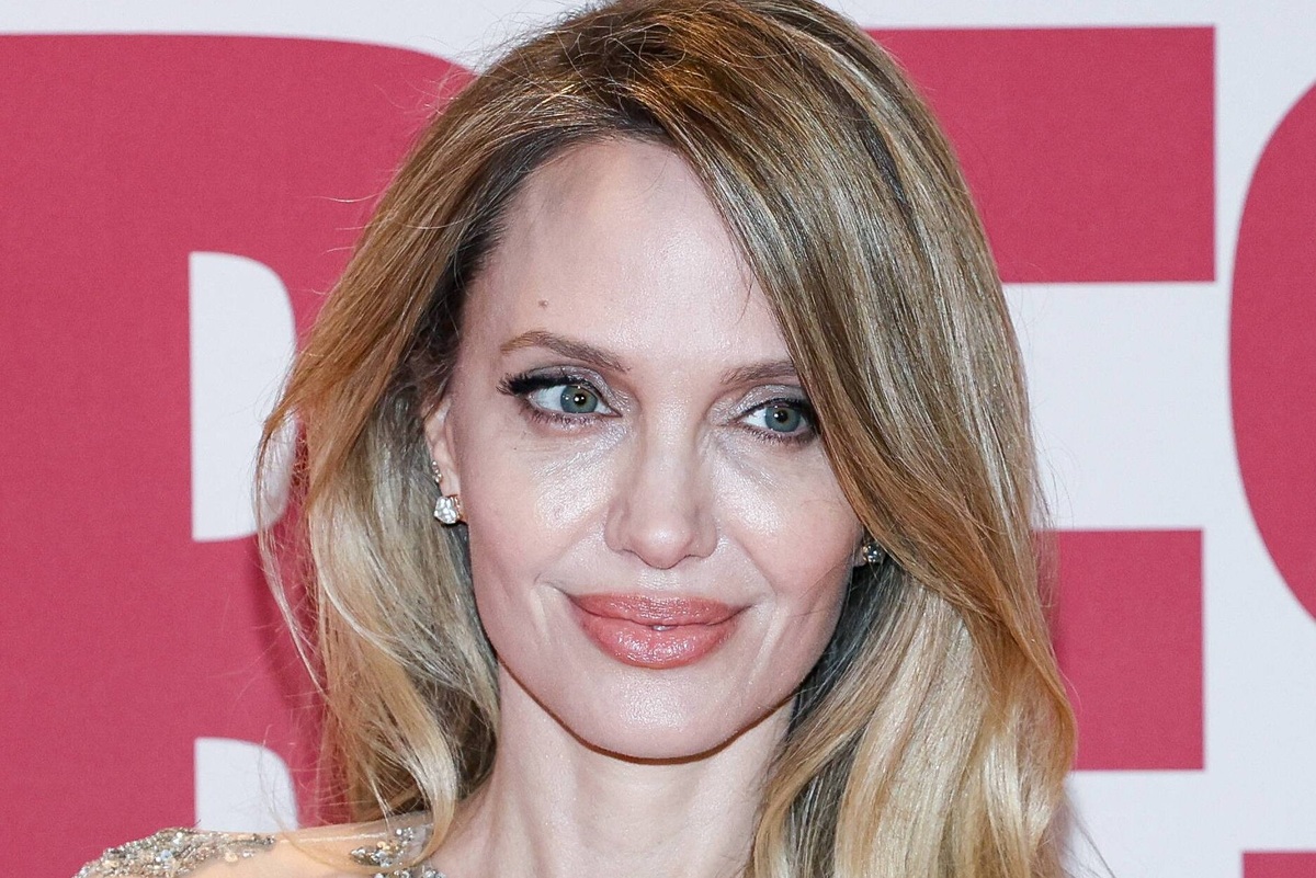     10 откровенных фото - Анджелина Джоли в «голом» платье появилась на премьере в Париже