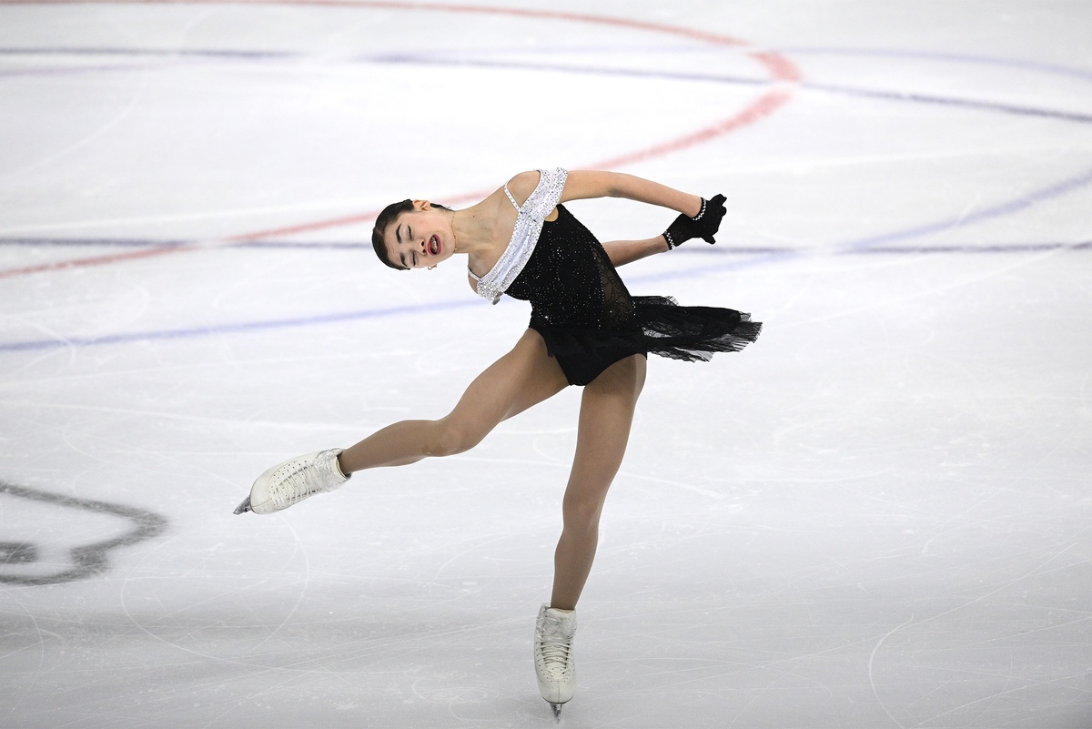    Вращение в заклоне. Аделия Петросян выступает с короткой программой на II этапе Гран-при России по фигурному катанию в Сочи, 2022./Владимир Астапкович/ РИА Новости