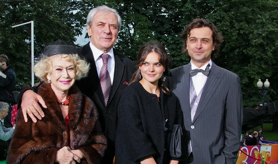 Полина Лазарева, внучка Александра Лазарева и Светланы Немоляевой и Александра Лазарева-младший. Яндекс картинки.