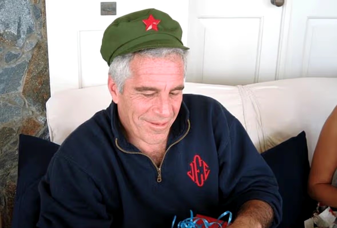 Эпштейн, изображенный здесь в кепке с коммунистической символикой, мог своими скрытыми камерами подставить влиятельных людей на милость российской разведки.