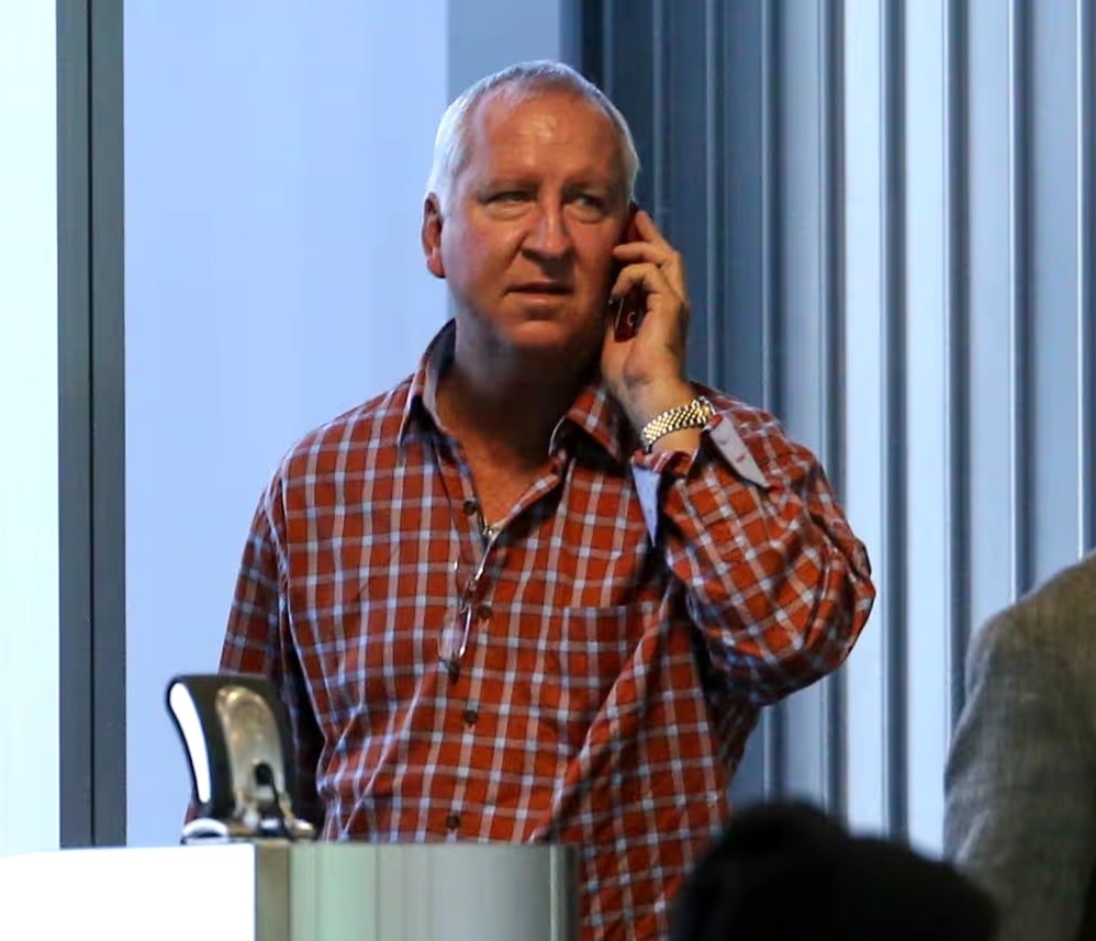 Пилот Эпштейна, Ларри Пол Висоски, установил для своего босса скрытые камеры, что наводит на мысль о том, что извращенец-финансист собирал компромат на своих гостей.