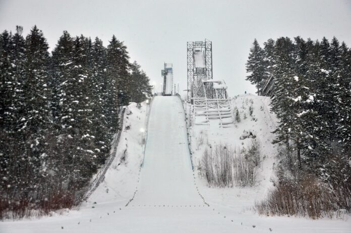 Гора приземления большого трамплина полуразрушена (на фото справа), его и хотят разобрать власти. Трамплин не используется с 2012 года, когда во время урагана были сорваны борта. Фото: Константин Седегов, «ПН»