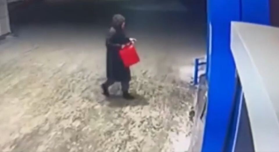    Девушка специально приобрела горючее. Источник: t.me/utsibfo