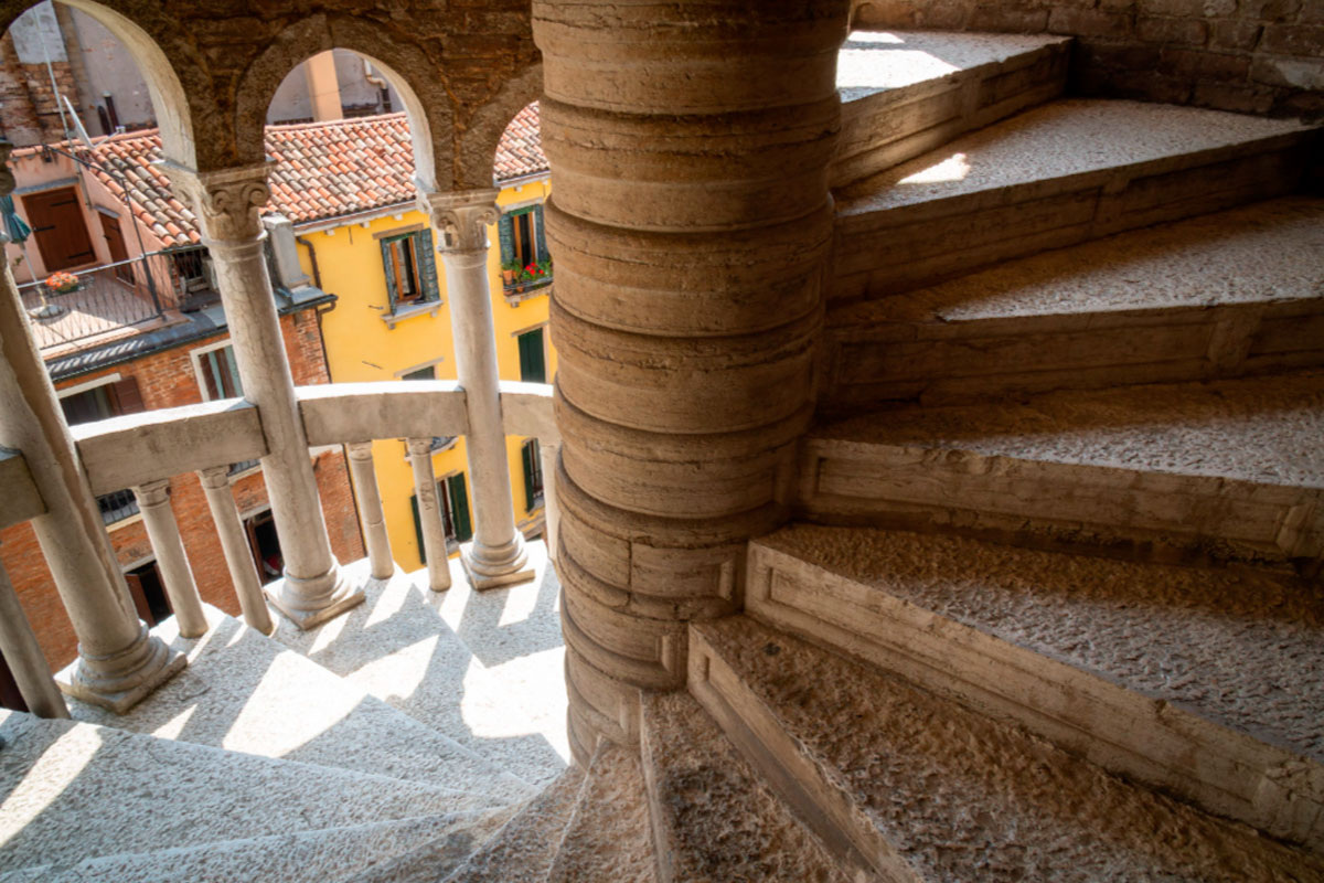 Достигнутая цель быстро теряет ценность, становясь просто пунктом в списке, и мы стремимся к следующей