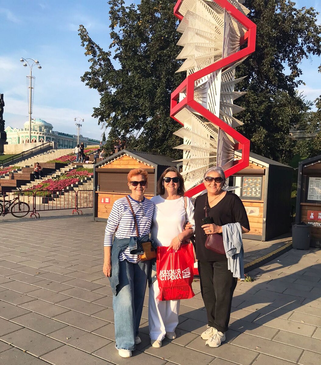 «Книгофеи»  на книжном фестивале «Красная строка», август 2025 (нам всем 65+)