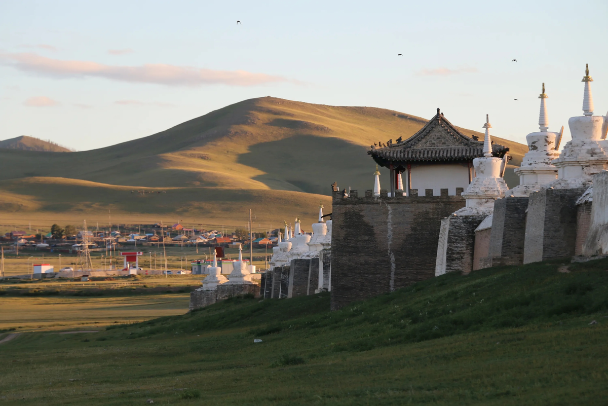 Монастырь Эрдэни-Зуу на окраине Хархорина. Единственным действующим храмом здесь является Лавран, остальные принадлежат музею.