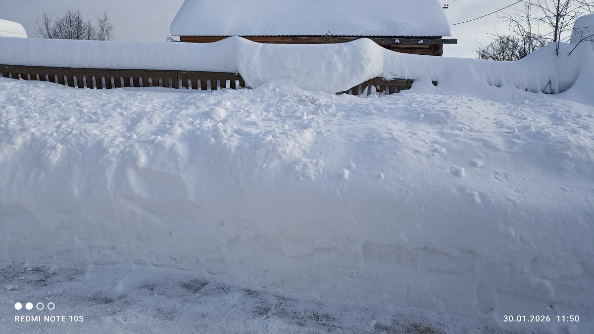 Сугробы во дворе. Фото автора.