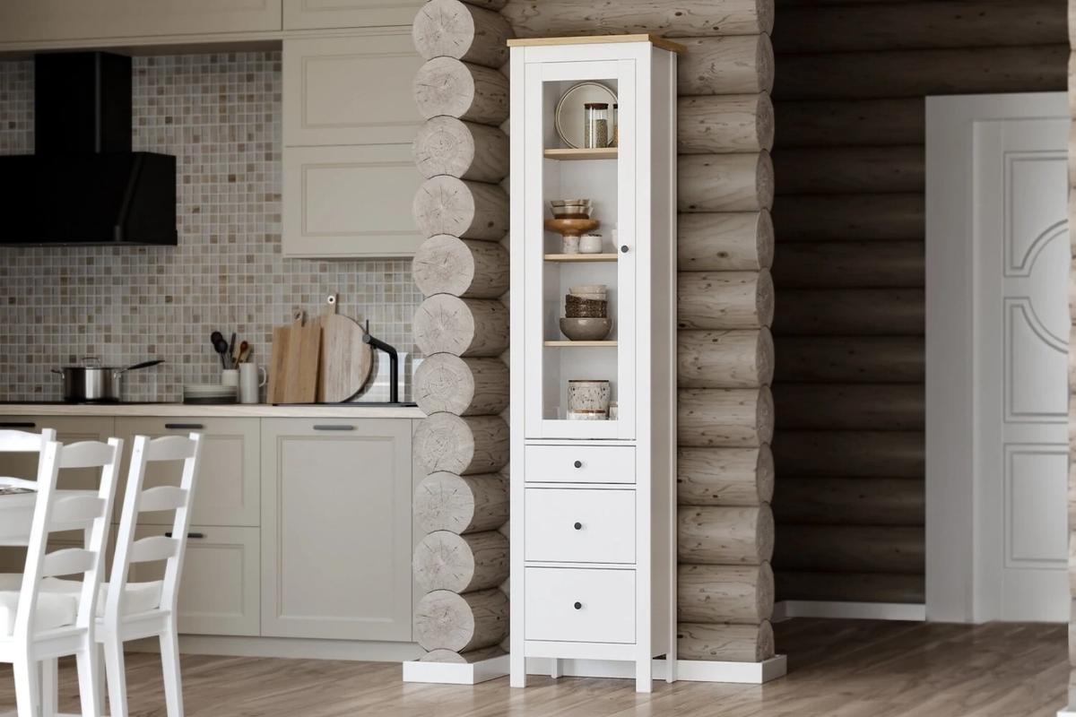 Шкаф-витрина от белорусского бренда «Гуд Лакк» («Шведский стандарт»), который ранее сотрудничал непосредственно с «ИКЕА». Модель отлично подойдет для столовой или гостиной. В секциях за стеклом можно разместить красивую посуду или дорогие сердцу сувениры.