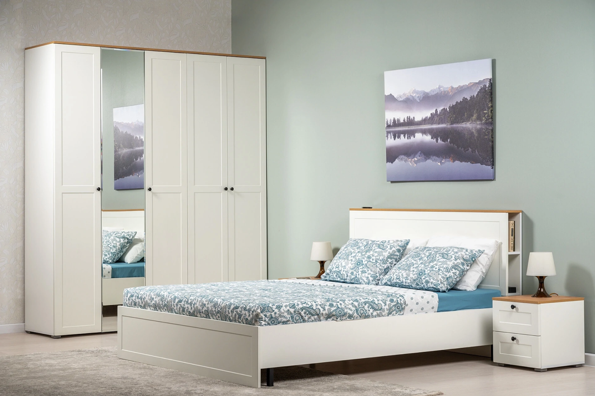 Вместительный распашной шкаф с зеркалом подойдет тем, кто хочет рационально и красиво разложить вещи в спальне.