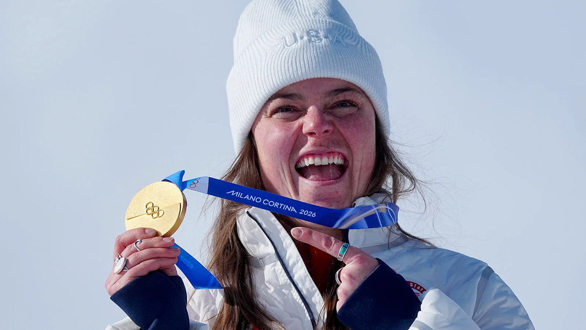 Бризи Джонсон из США демонстрирует свою золотую медаль на зимних Олимпийских играх 2026 года в Кортина-д'Ампеццо, Италия (Фото Michael Kappeler / picture alliance via Getty Images)