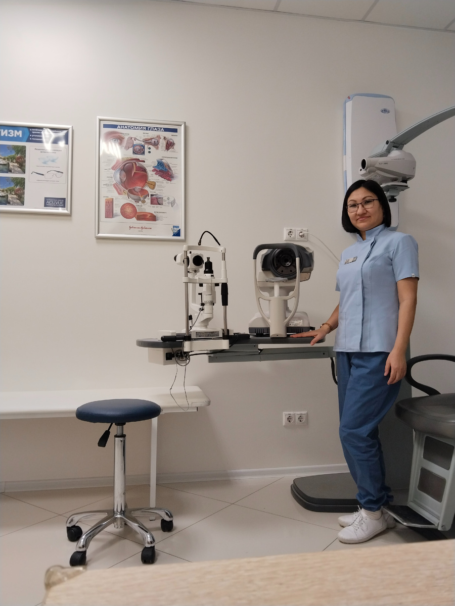 Улыбка должна быть на лице всегда! Пациенту спокойнее , когда его встречают добрым взглядом. 