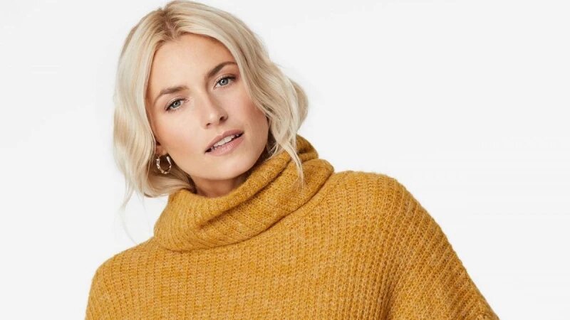     Женщина в свитере. Соцсети.