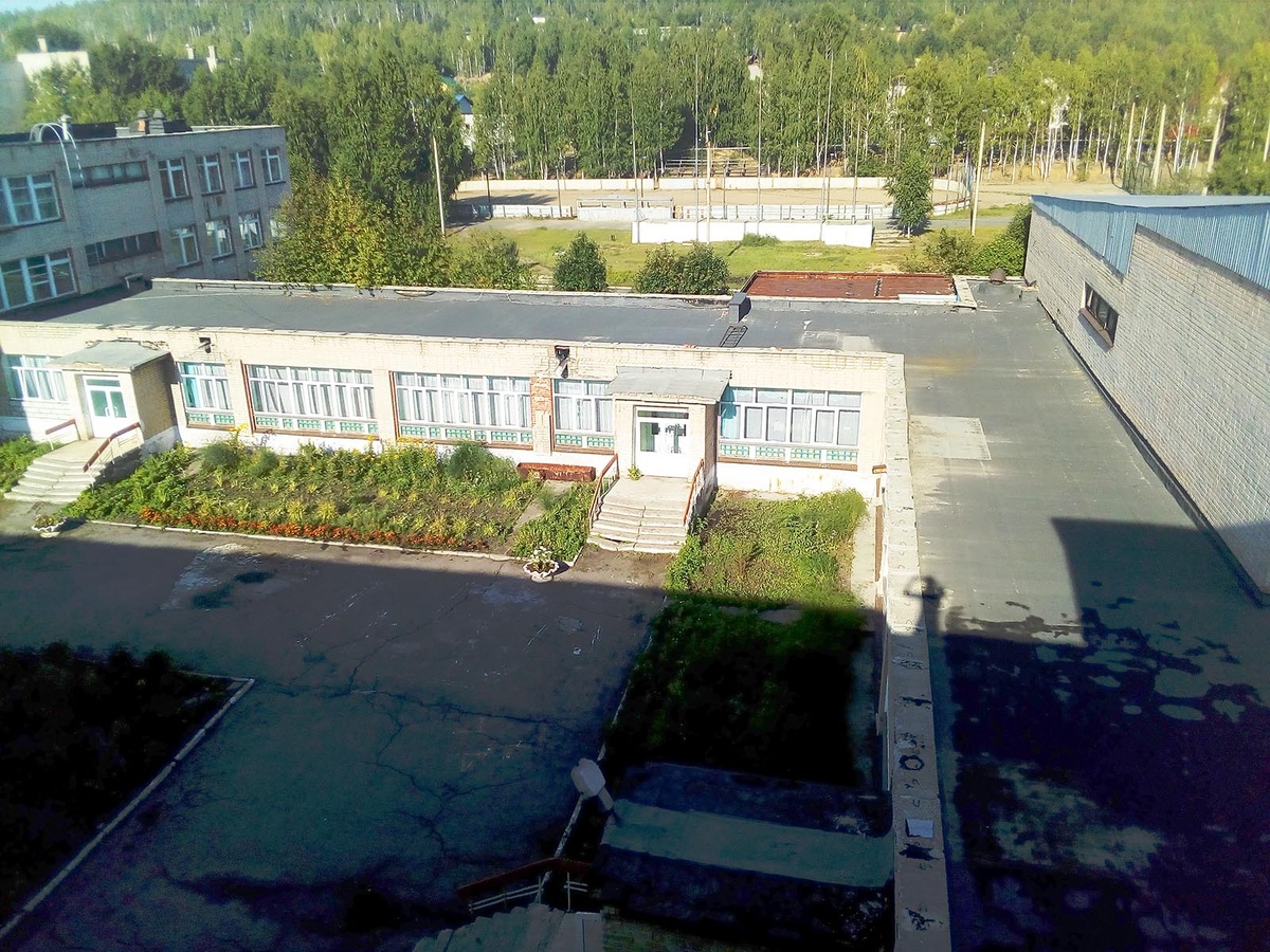                                                    Фотография кровли школы до ремонта