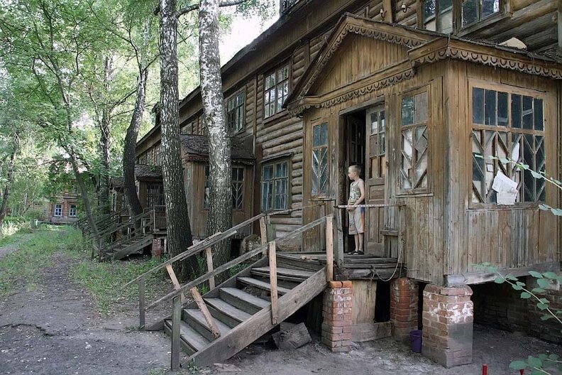 ПОЧТИ 100 ЛЕТ ОНИ ЖИЛИ В ДЕРЕВЯННЫХ БАРАКАХ. ЗАБРОШЕННАЯ ЛЕНИНСКАЯ КОММУНА. ИСТОРИЯ КОММУНАРОВ.