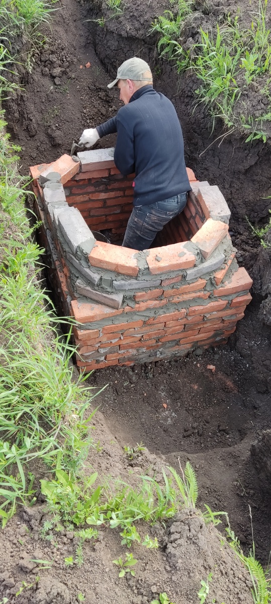 Было смешно, под конец кладки я вспомнил что у меня есть круглый канализационный люк, и пришлось колодец "закруглять". 😁